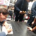 Luca Martinelli firma una copia del libro