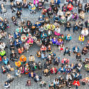 Persone in una piazza