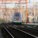 Treno entra in stazione