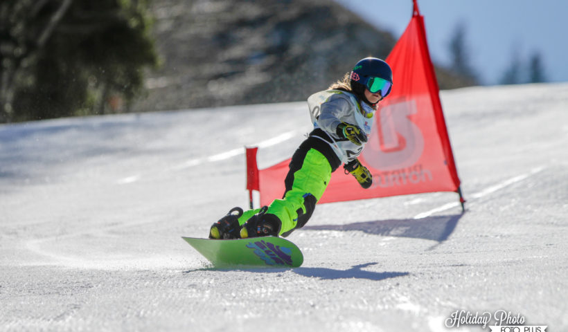 Una ragazzina sullo snowboard sulle nevi di sestola