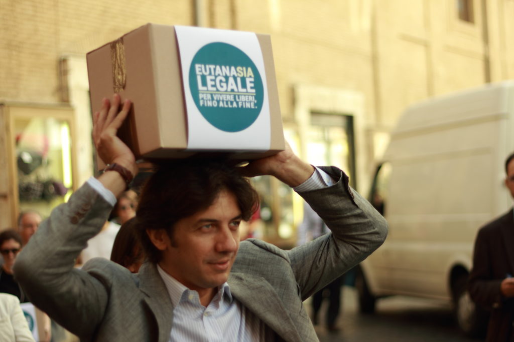 Marco Cappato con scatole per firme Eutanasia legale