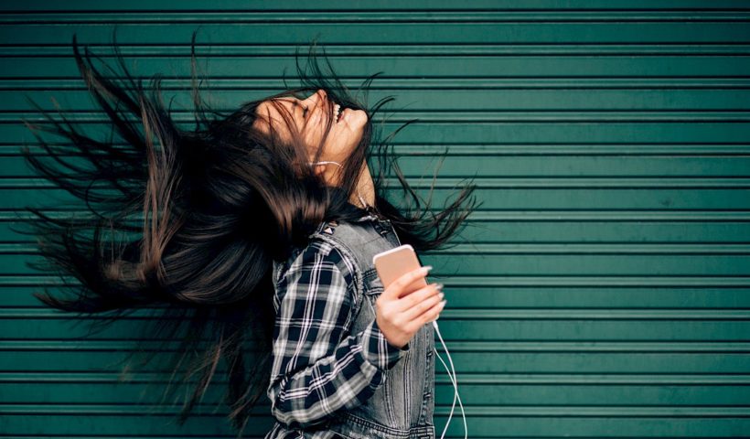 Una ragazza ascolta la musica