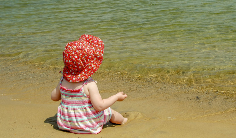Bambina sulla spiaggia