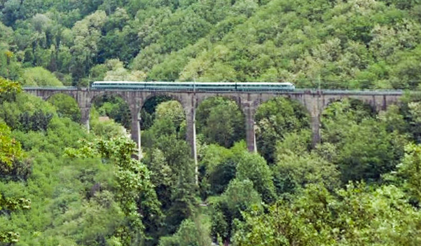 Un treno sulla ferrovia porrettana