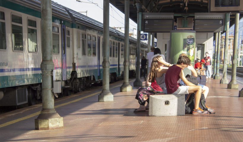 Passeggeri in attesa alla stazione di Prato