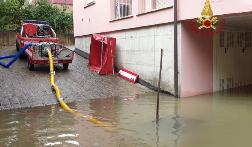 Vigili del fuoco ad Arezzo scantinati allagati