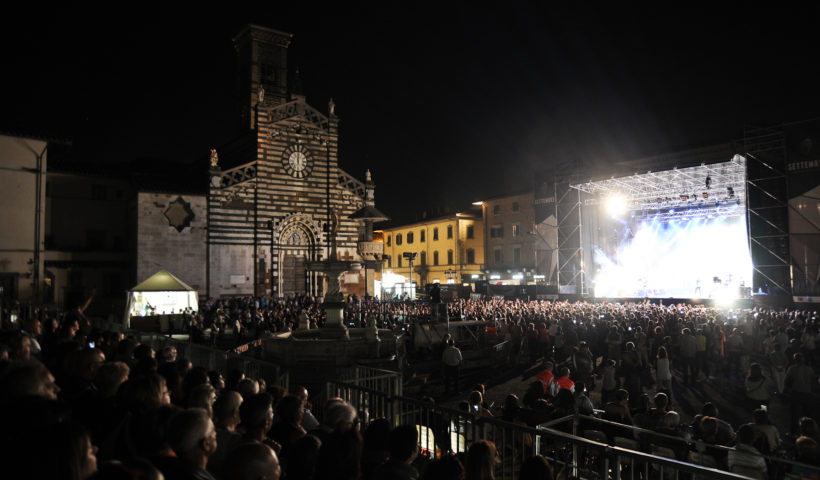 Pubblico a un concerto in piazza Duomo