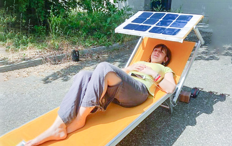 Lettino con pannello solare carica smartphone