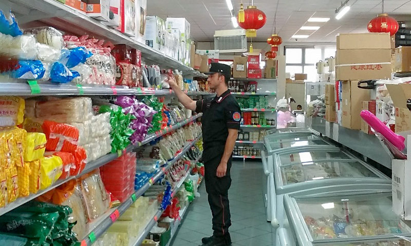 Supermercato cinese ispezione carabinieri
