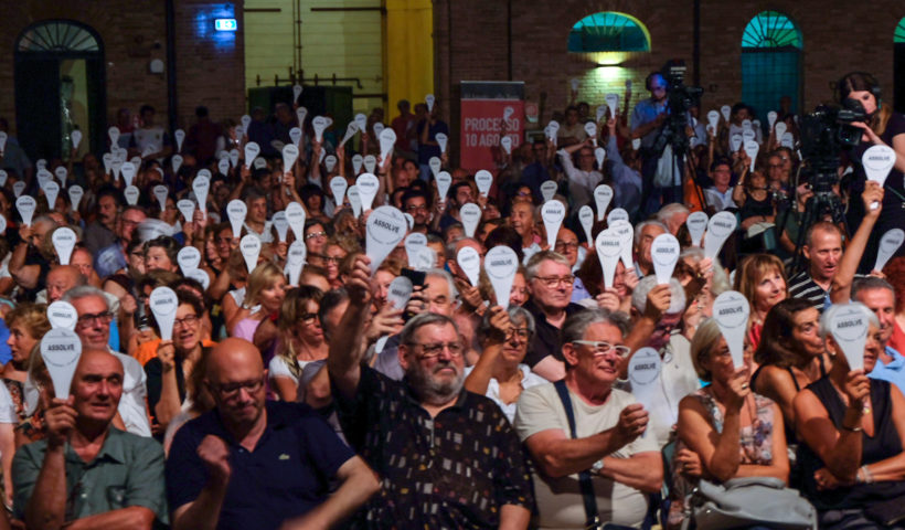 la giuria in piazza assolve Machiavelli