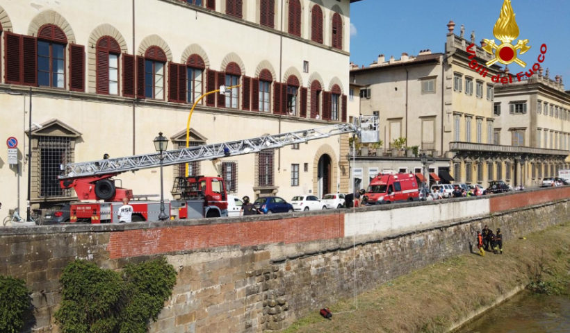 Le operazioni di salvataggio dell'uomo scivolato in Arno