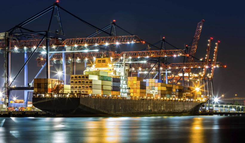 Lavoro in porto su una porta container di notte