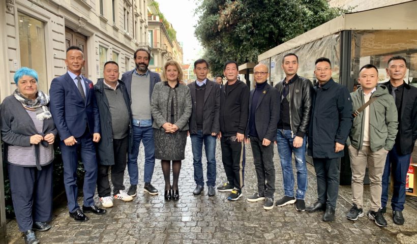 la delegazione pratese in via Paolo Sarpi a Milano