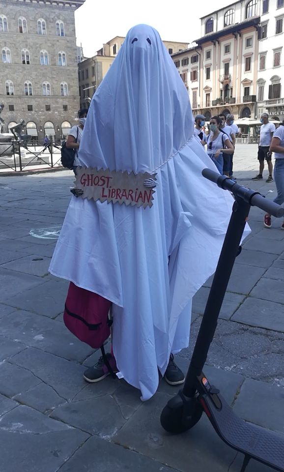 Vestito da fantasma alla protesta dei biblioprecari