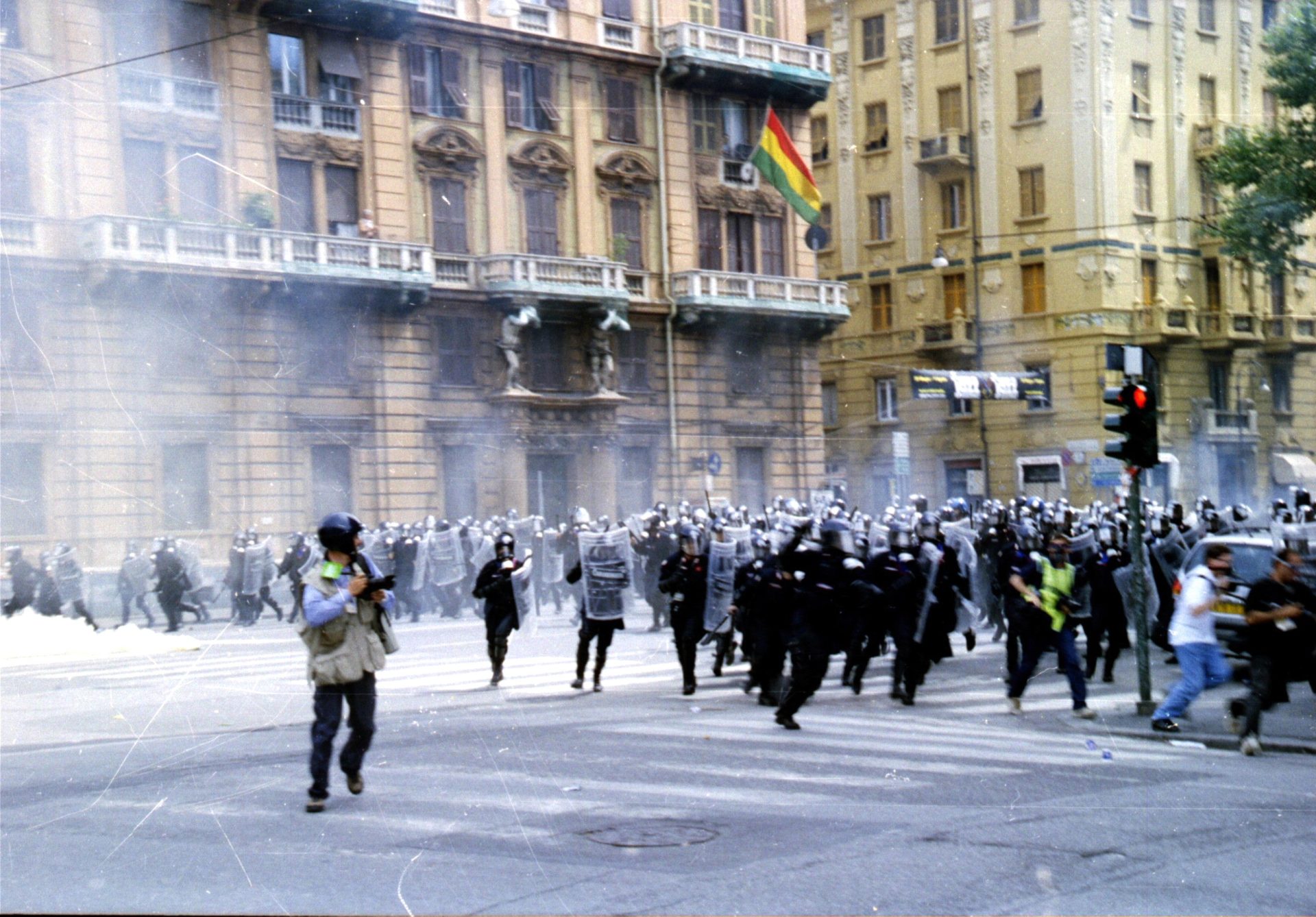 genova g8 2001 carica della polizia