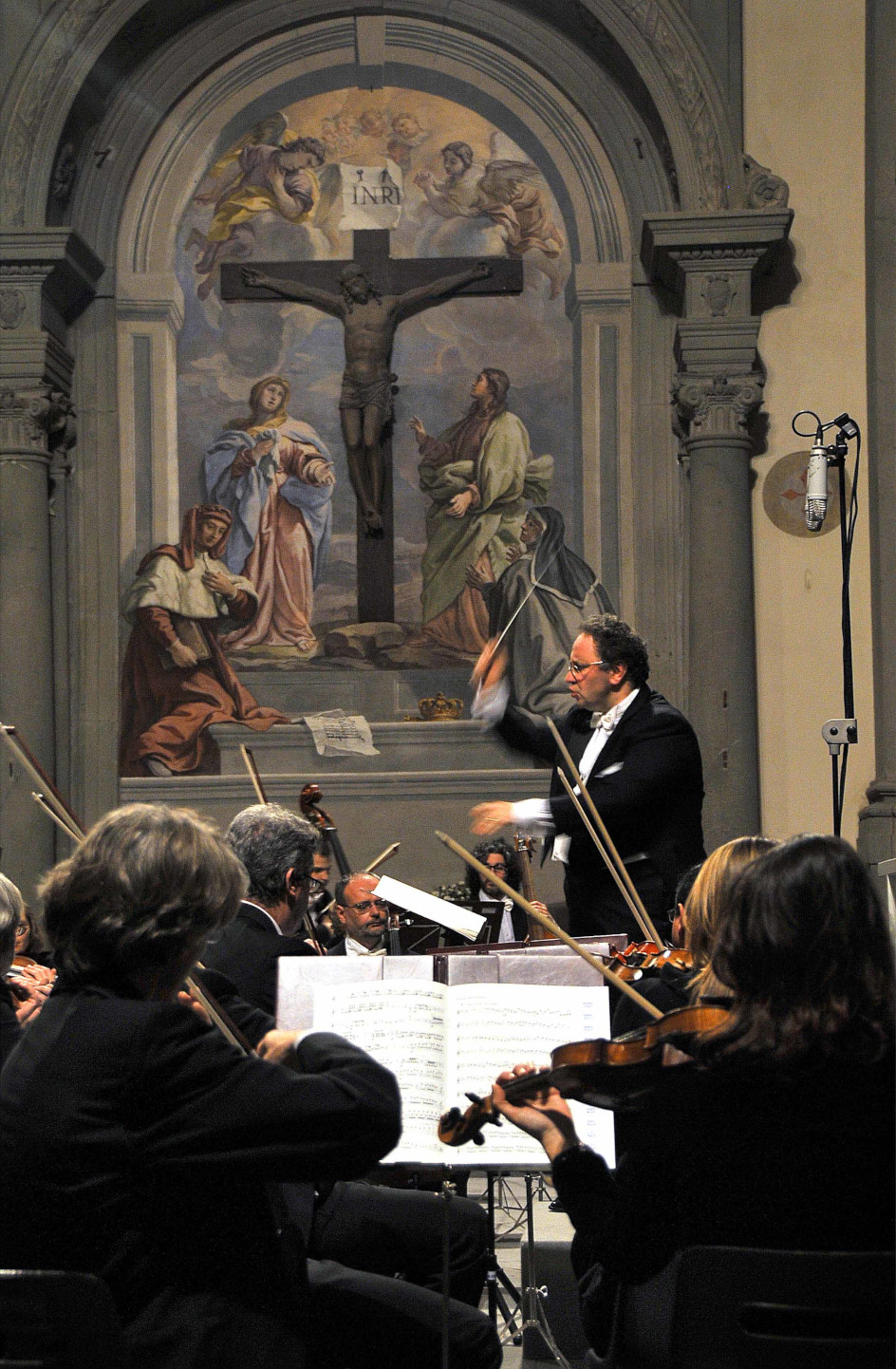 orchestra da camera fiorentina e coro harmonia cantata, diretti dal maestro giuseppe lanzetta nella chiesa di s.stefano al ponte vecchio.brano dedicato alla memoria di alessandro corti