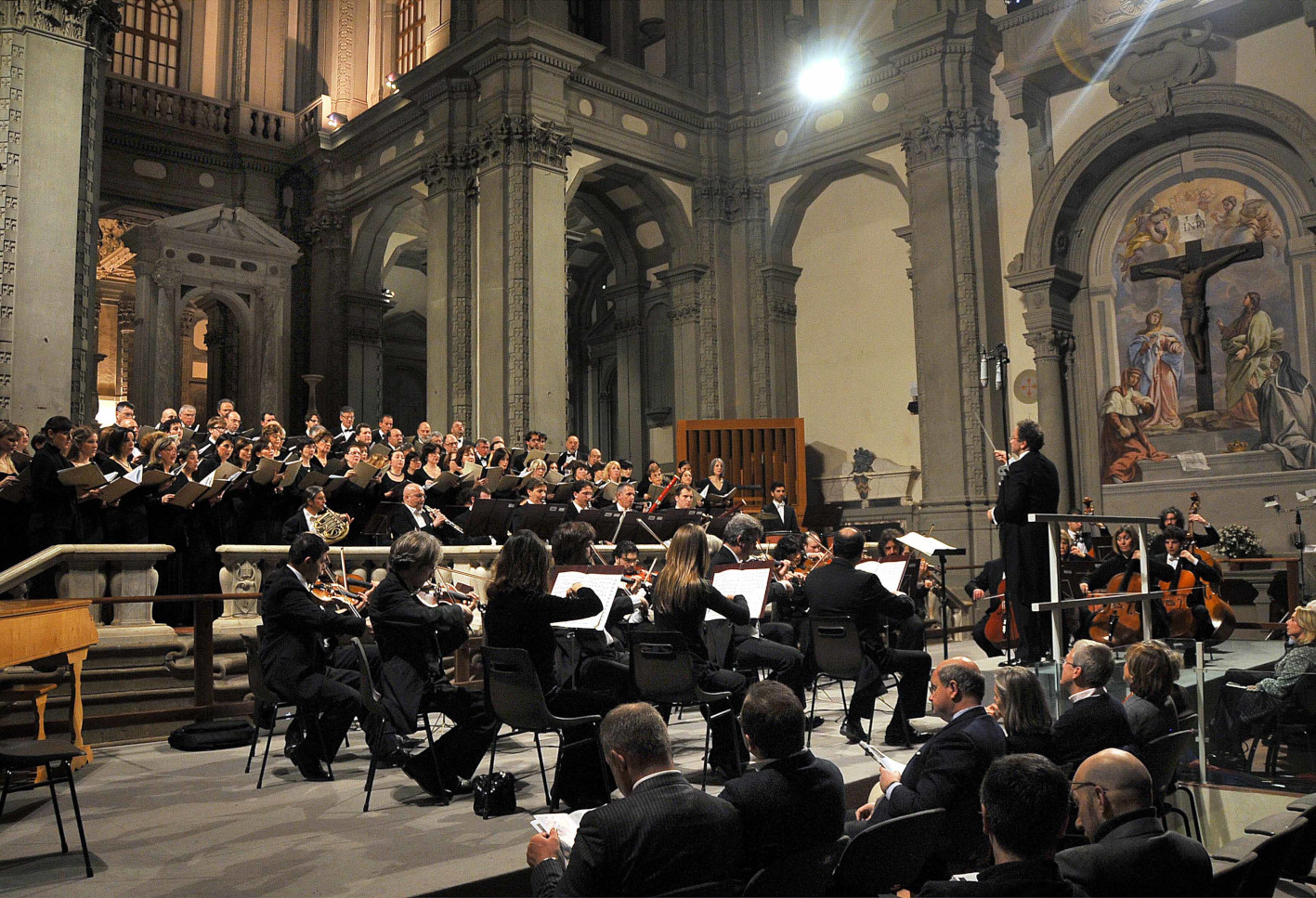 orchestra da camera fiorentina e coro harmonia cantata, diretti dal maestro giuseppe lanzetta nella chiesa di s.stefano al ponte vecchio.brano dedicato alla memoria di alessandro corti