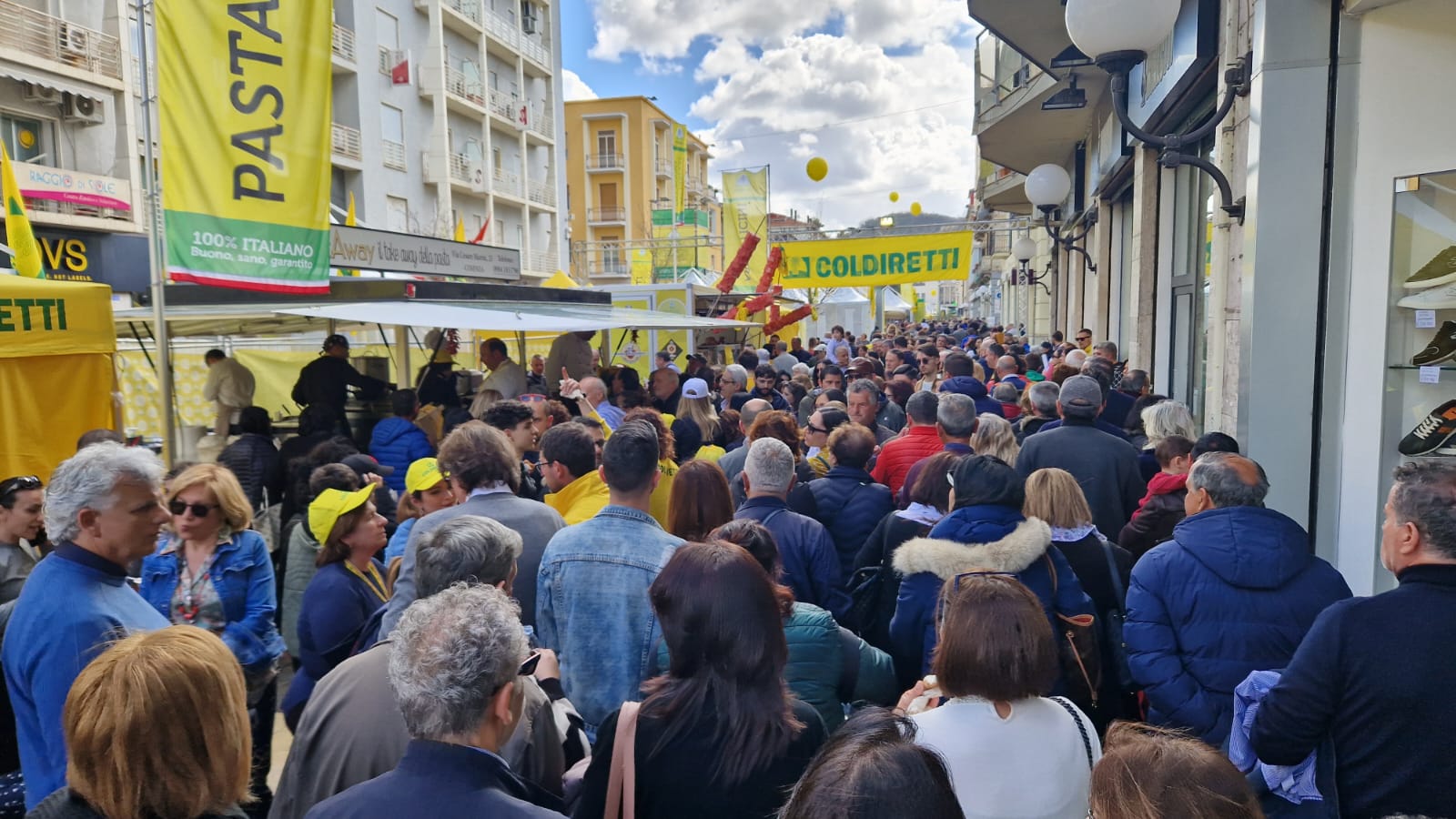 folla al villaggio coldiretti cosenza