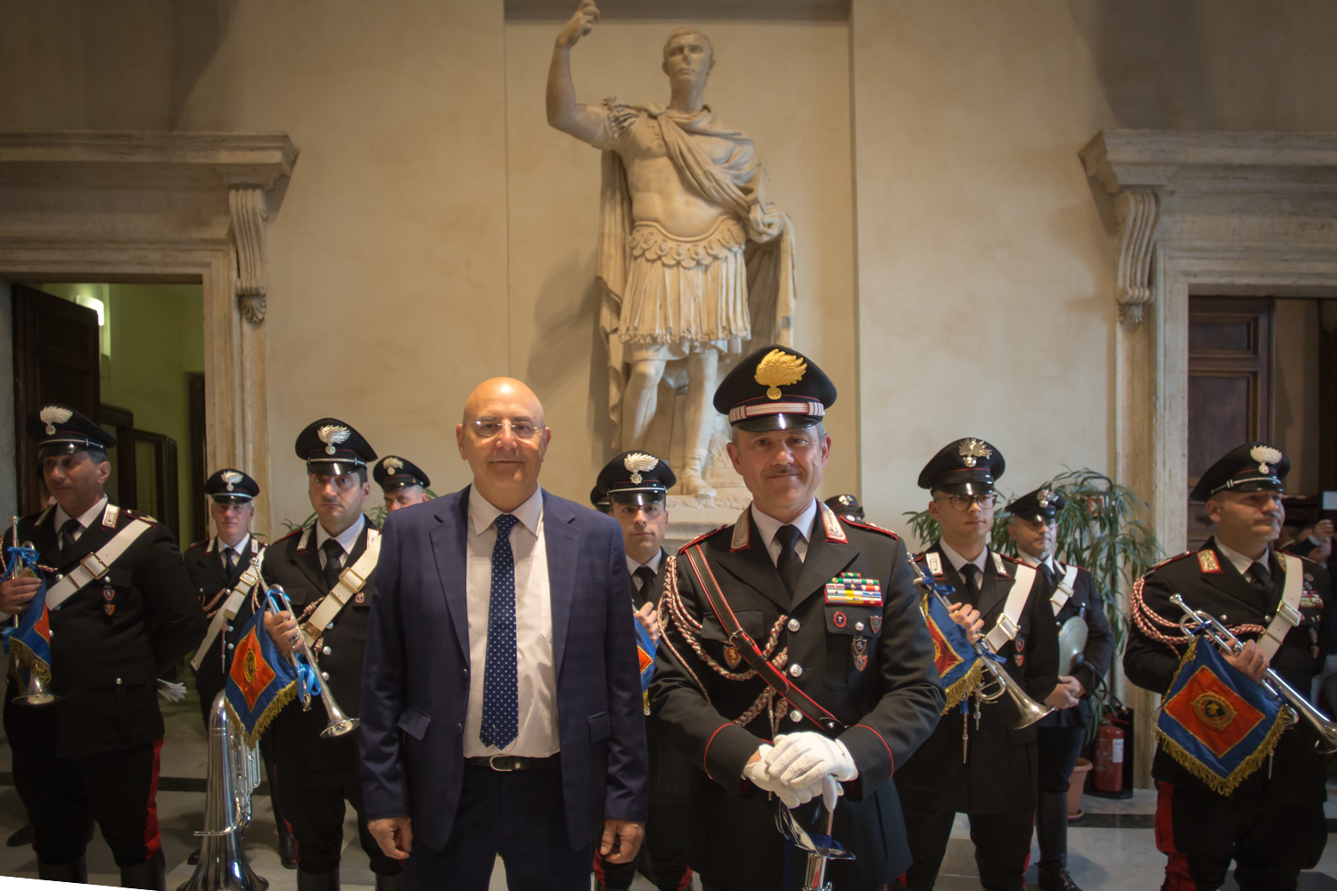 il comandante della fanfara del 4 reggimento carabinieri a cavallo con il presidente di alberoandronico pino acquafredda