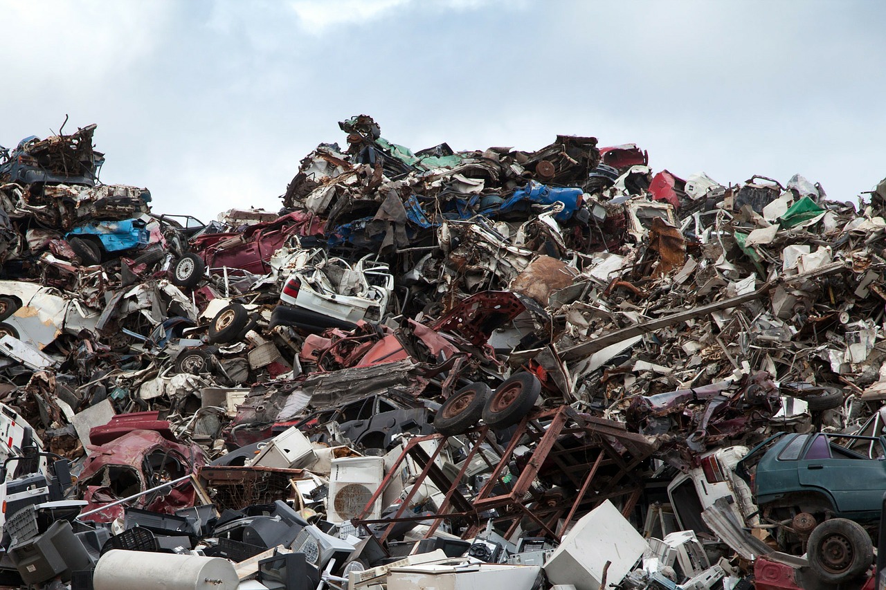 ambiente discarica rottami di auto rifiuti