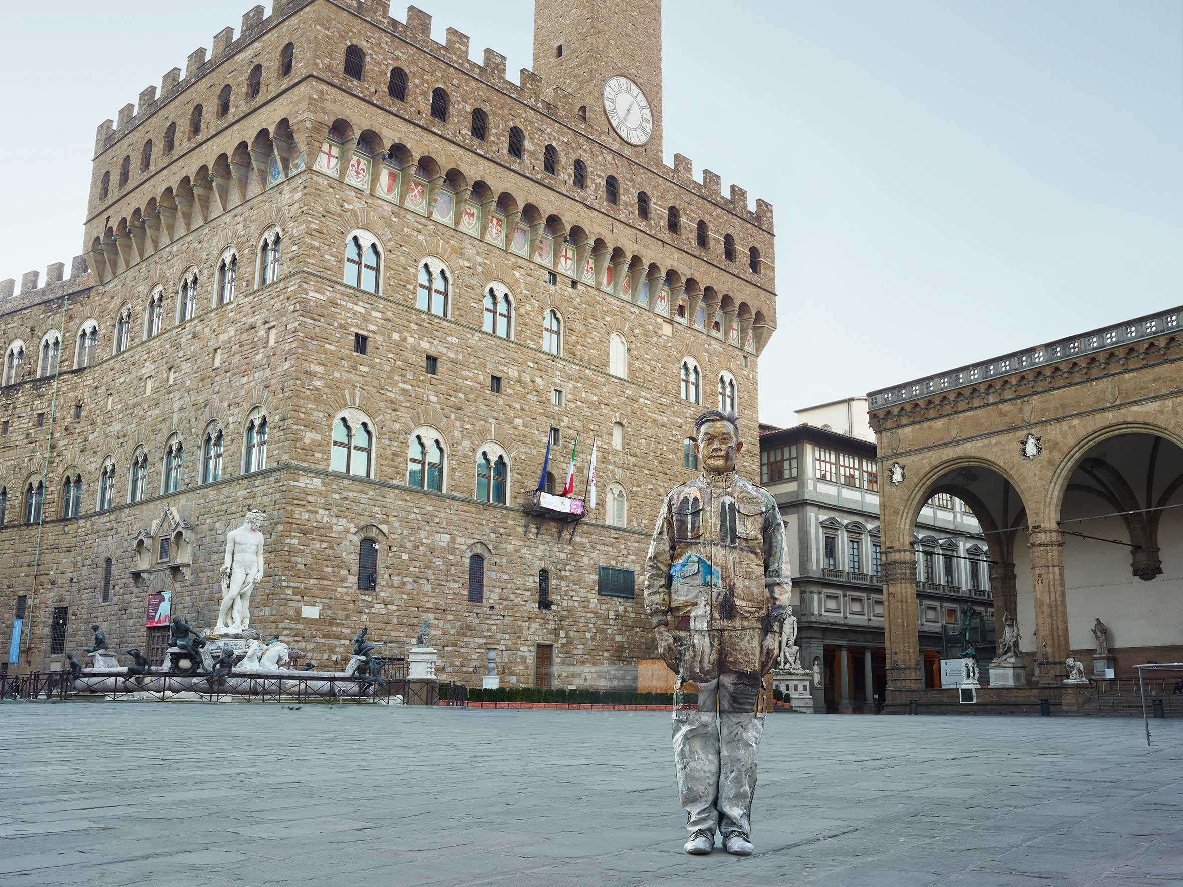 6. liu bolin piazza della signoria, firenze