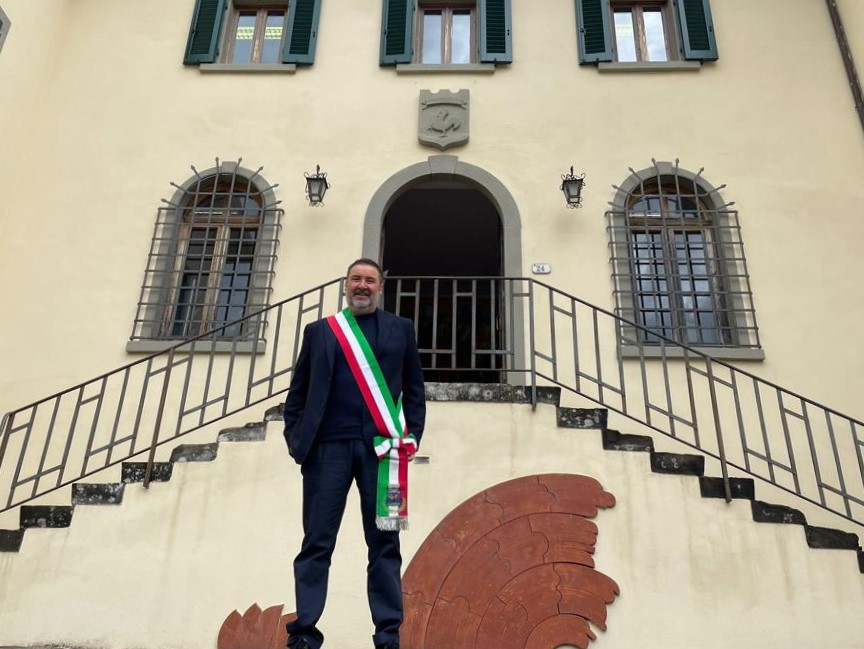 sindaco bongiorno davanti al palazzo comunale