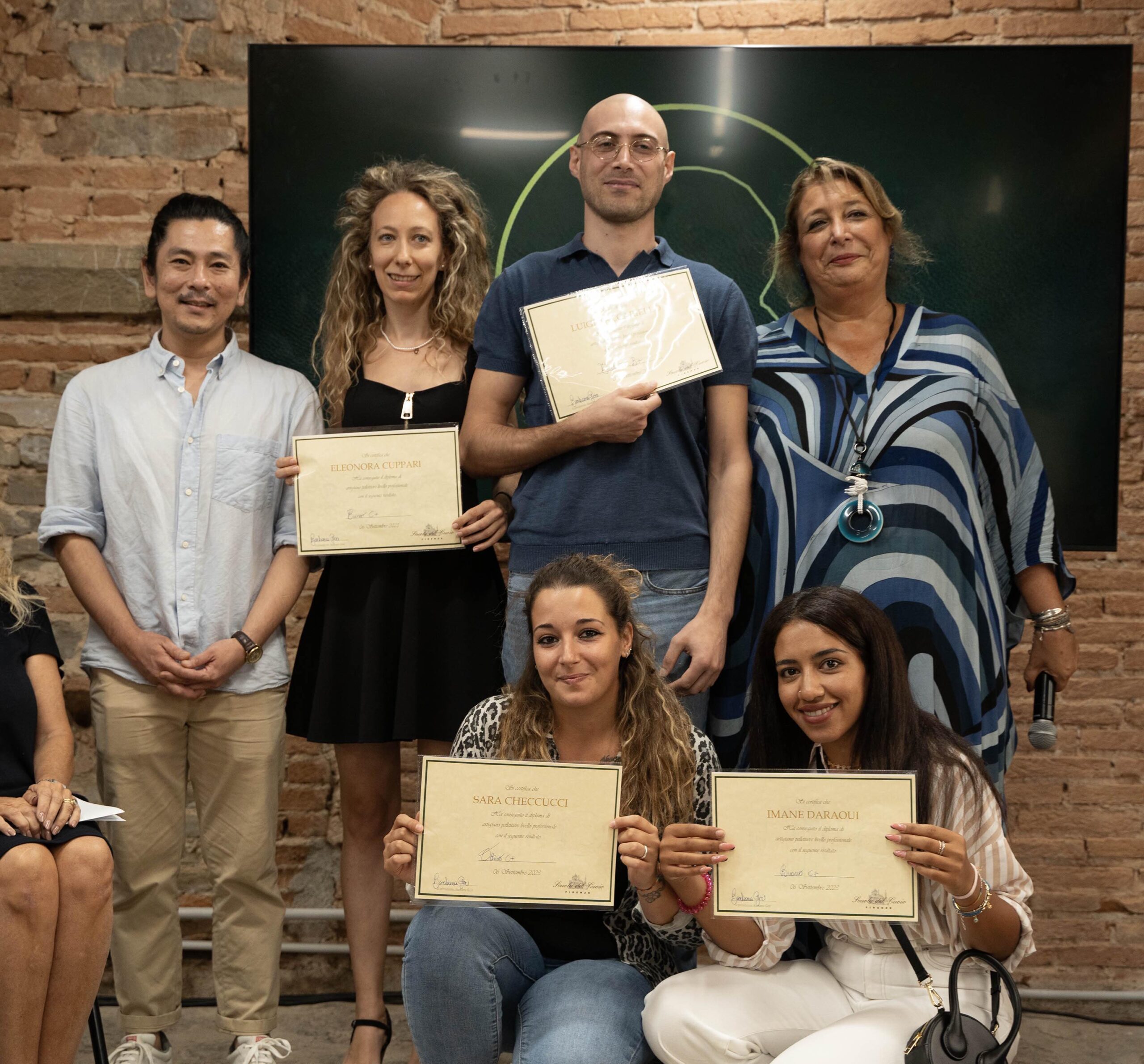 barbara gori presidente fondazione marcello gori con i ragazzi diplomati in pelletteria